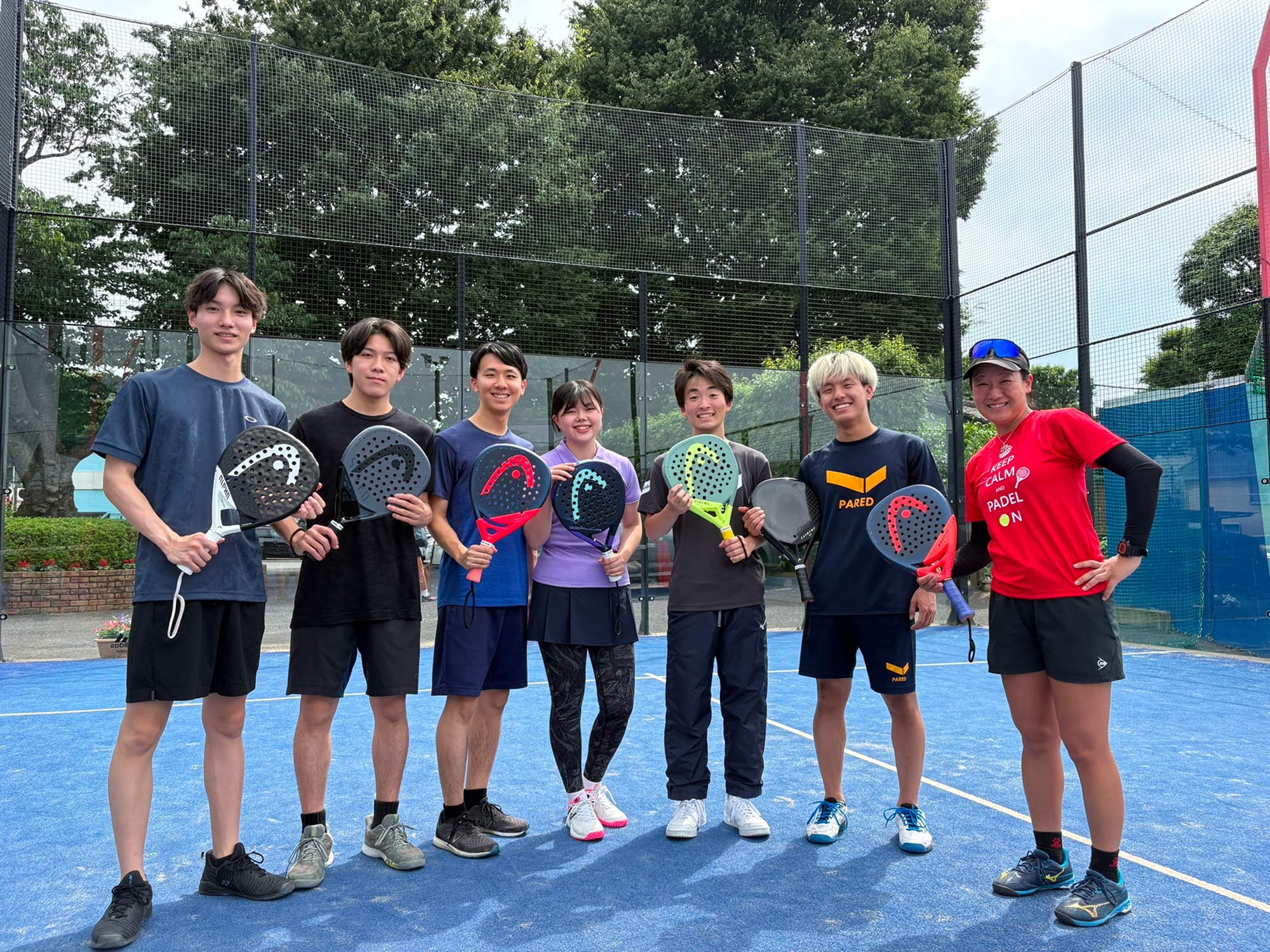 T-Ring College のメンバーがコートに立つ様子